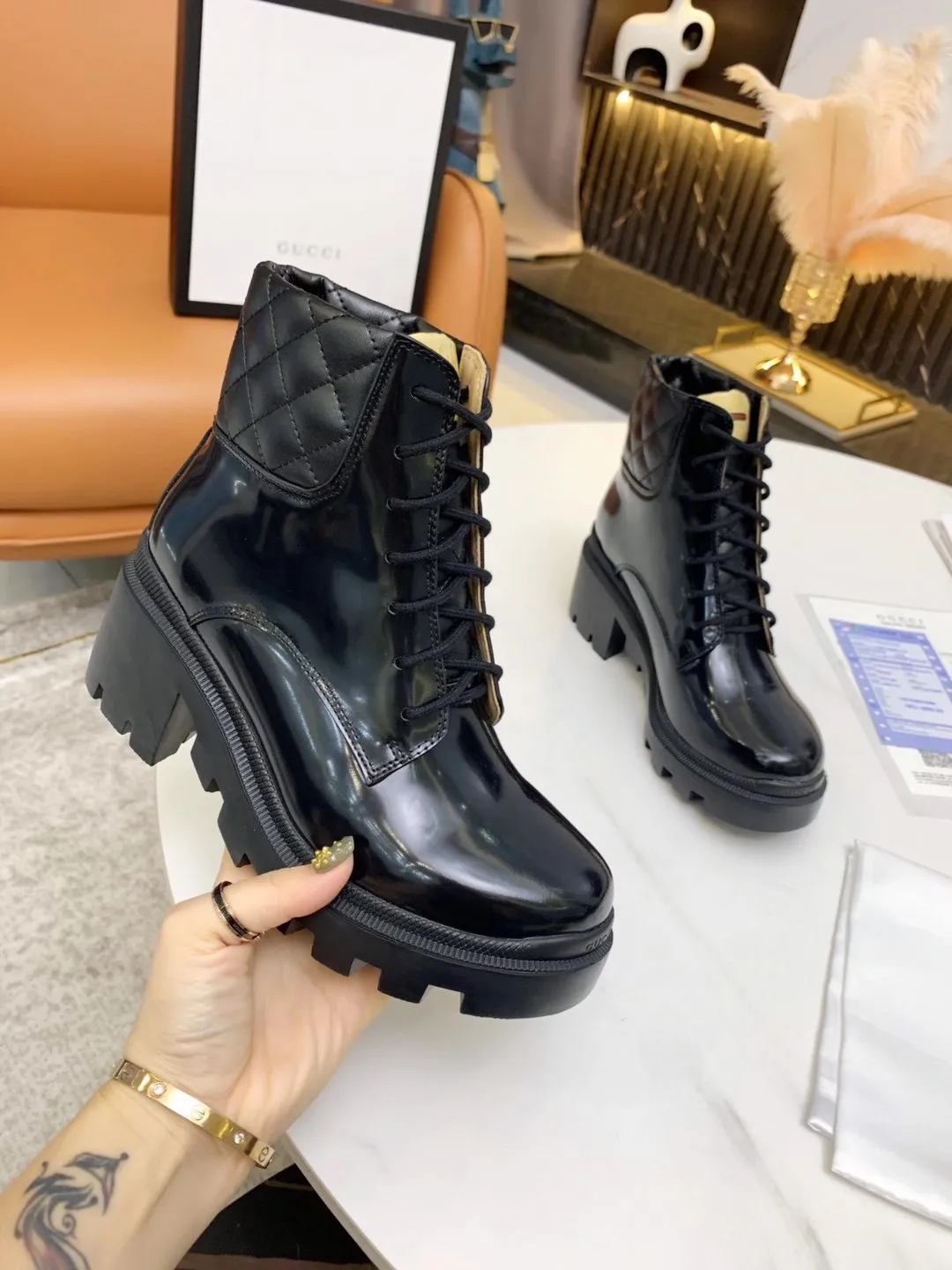 👟👟Ex-factory price 560👟👟 (Electric embroidery on the shoe collar ➕ Oil edge on the upper) The new version of Gucci GUCCI is on sale...🔥 It has a retro British style and is decorated with a LOGO cloth label on the front. Heel height: 6cm Fabric: Imported cowhide, open edge beads, lining/foot pads: upgraded cowhide 🐂 Color: black white open edge beads Code number: 34-40. 34 and 41 42 need to be customized Packaging: Comes with card and cloth bag.